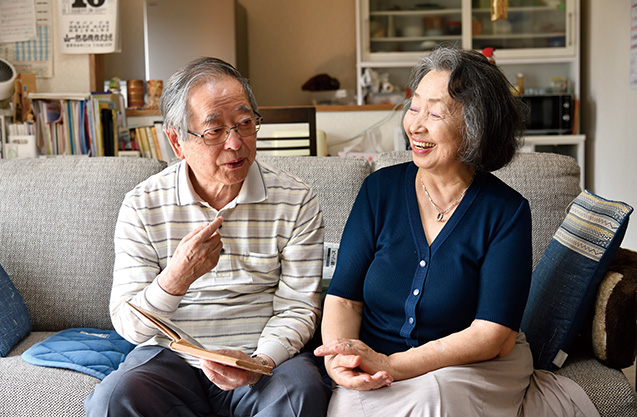 夫の利夫さんと。「義父母の介護でつらいことがあっても、いつも私の話をじっと聞いて励ましてくれました」（撮影／加藤正道） 