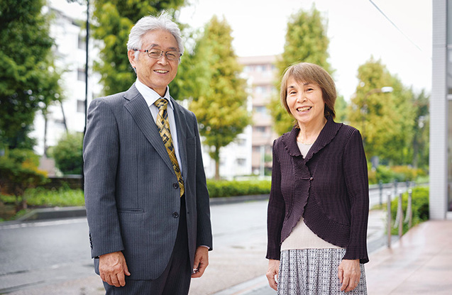  社交ダンスで知り合ったという丸山さん夫妻。2人とも立ち姿が美しい