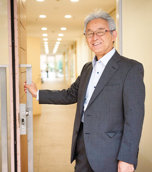  丸山さんは、今も会社の顧問を務め、第一線で働いている。生長の家神奈川県教化部で