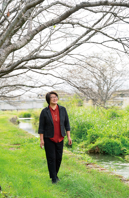 田口さんの散歩コースで。「ここは春になると桜並木が綺麗なんですよ」（撮影／髙木あゆみ）