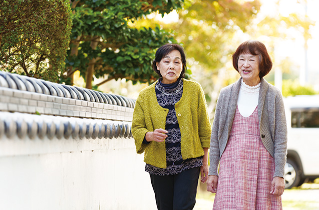 生長の家の教えを伝えてくれた生地寿子さん（右）と（撮影／永谷正樹）